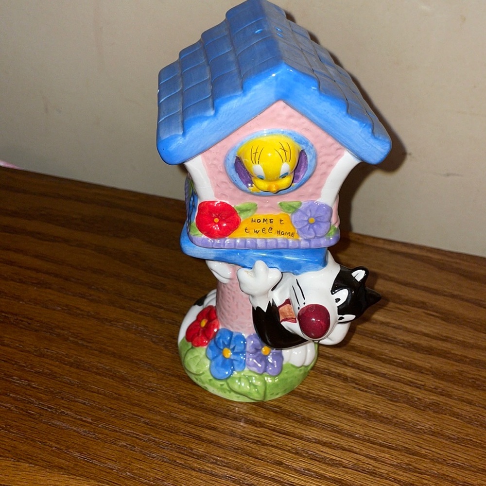 Silvester and tweety salt and pepper shakers